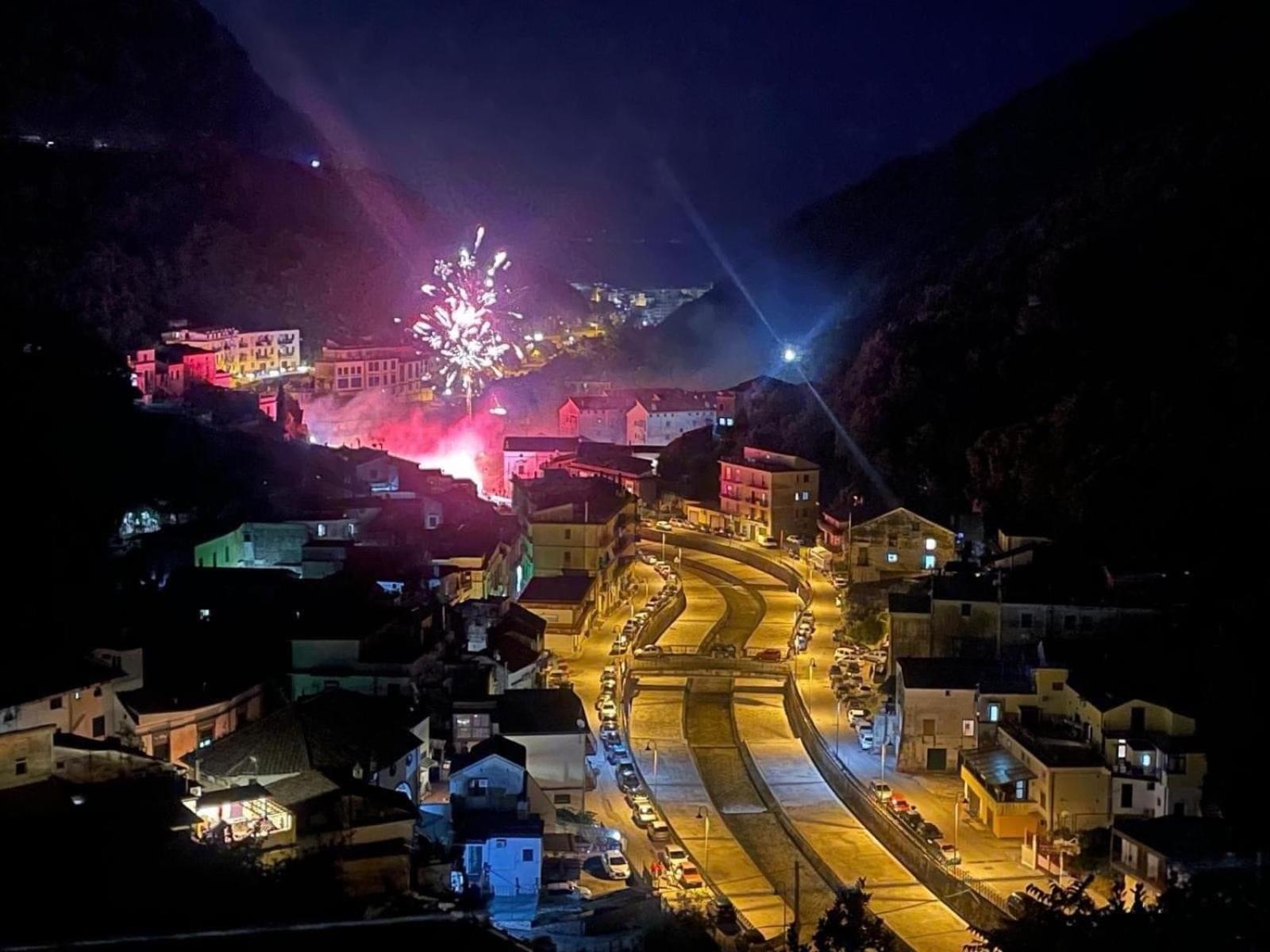 B&B Due Su Due Holiday Vietri Bagian luar foto